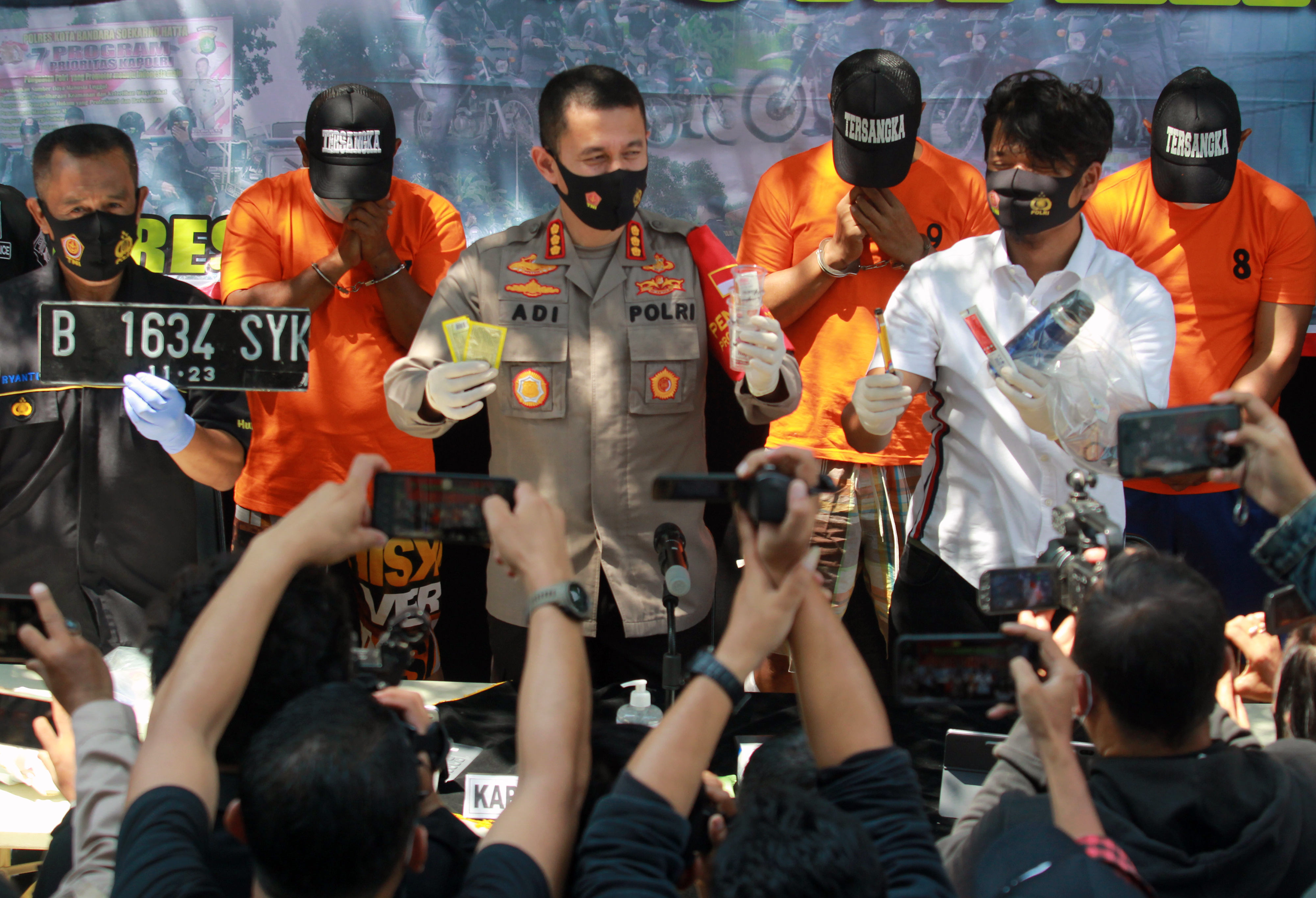 Kapolresto Bandara Soekarno Hatta Kombes Pol Adi Ferdian S (tengah) bersama jajaran menunjukan barang bukti kejahatan.