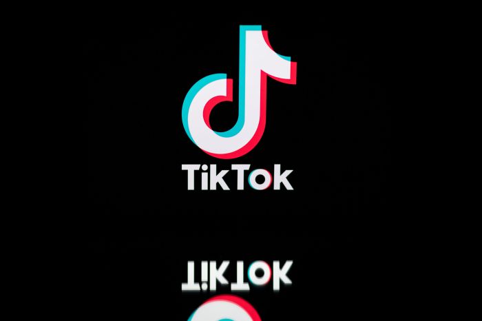 Logo Tiktok terlihat di sebuah komputer tablet.  