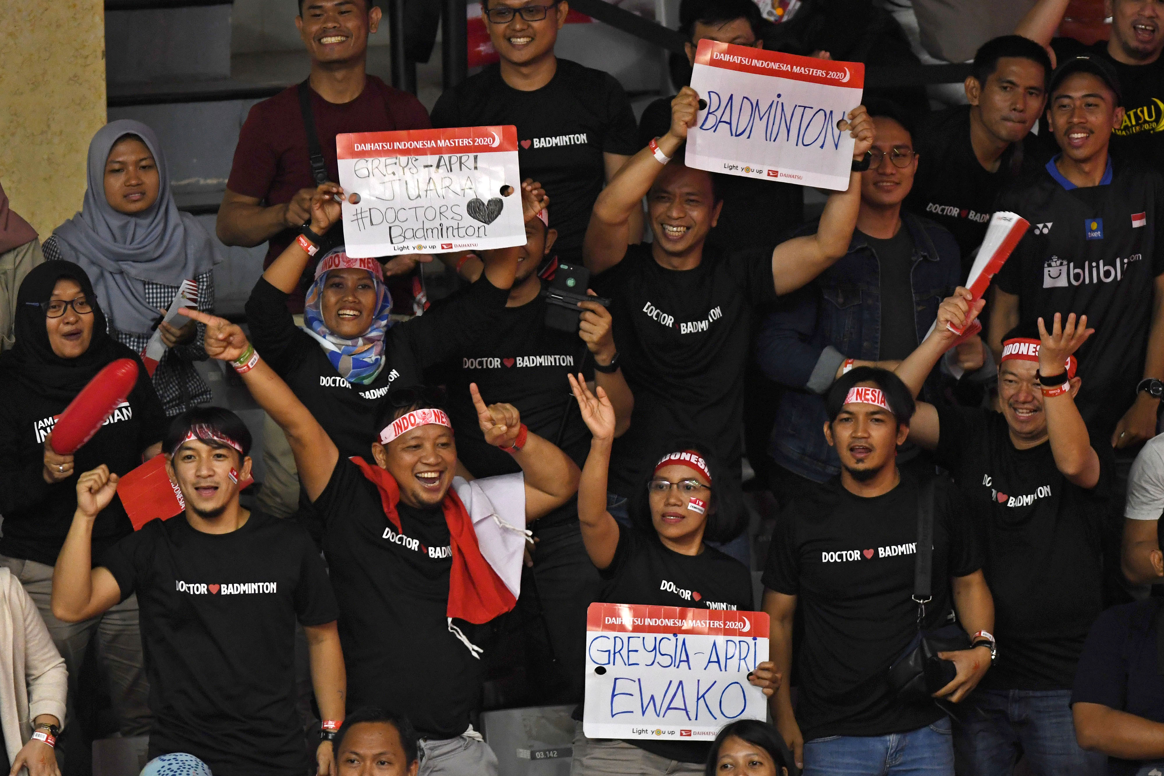 Pendukung Indonesia memberikan semangat pada ganda putri Greysia Polii dan Apriyani Rahayu di final Indonesia Masters 2020.
