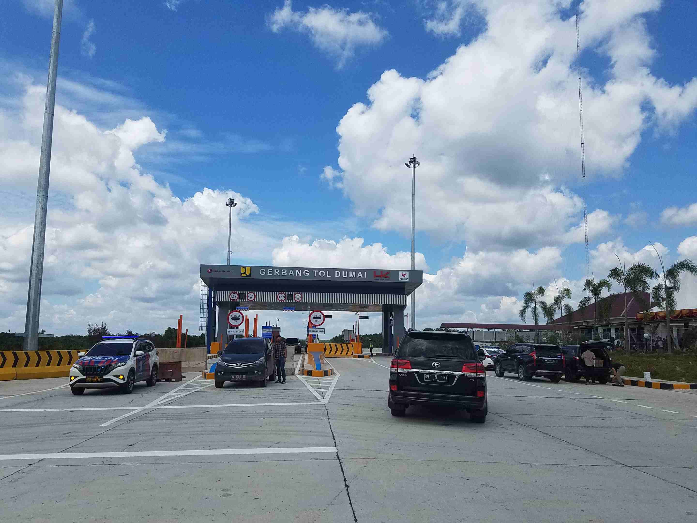 Sejumlah mobil berada di gerbang tol Dumai, Riau.