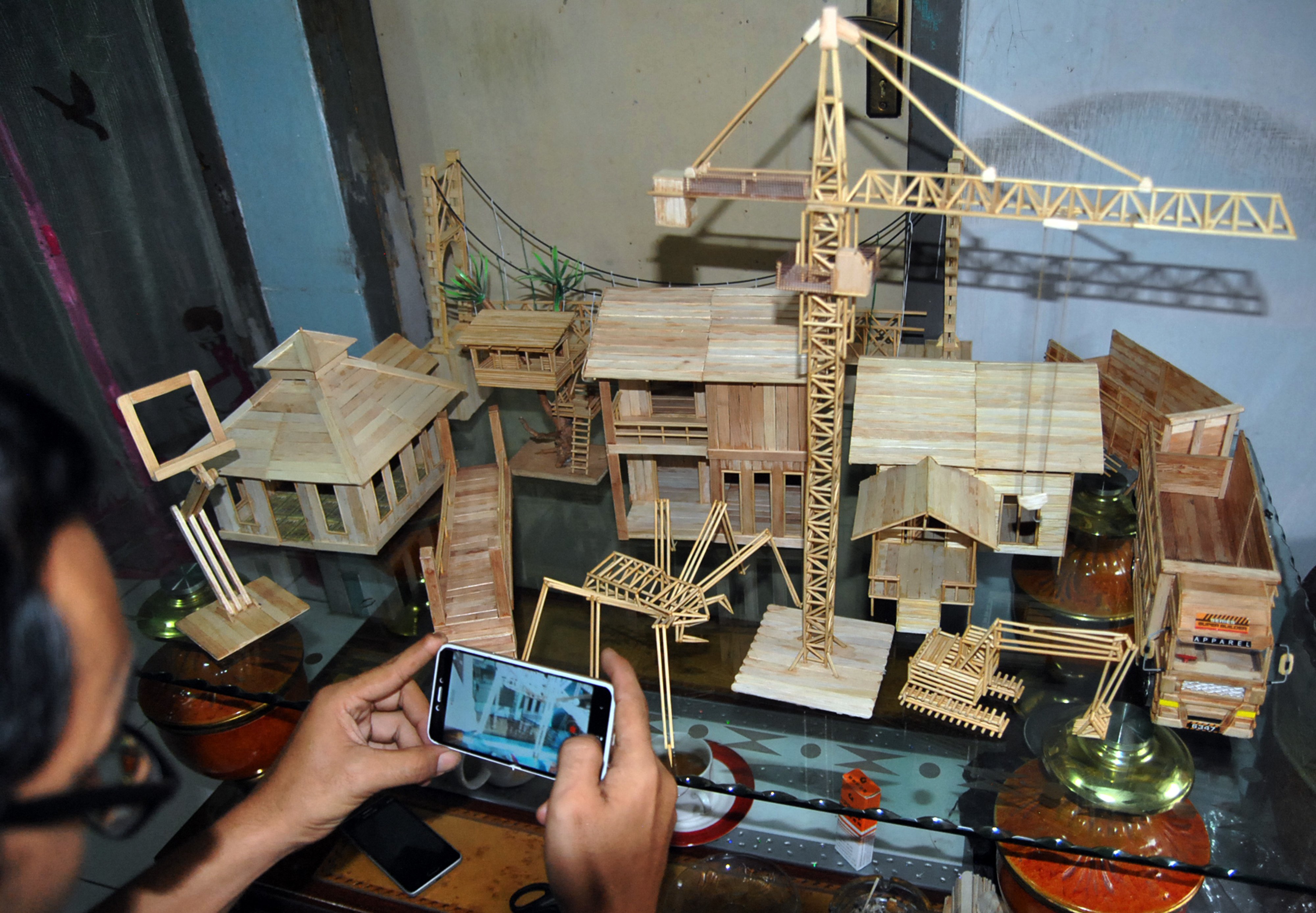 Pelaku UMKM mengambil foto produknya untuk dipasarkan secara online