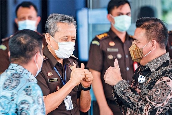 Jaksa Agung Muda Pidana Khusus, Ali Mukartono, mengacungkan jempol kepada Ketua Komisi Kejaksaan Barita Simanjuntak di Kejaksaan Agung