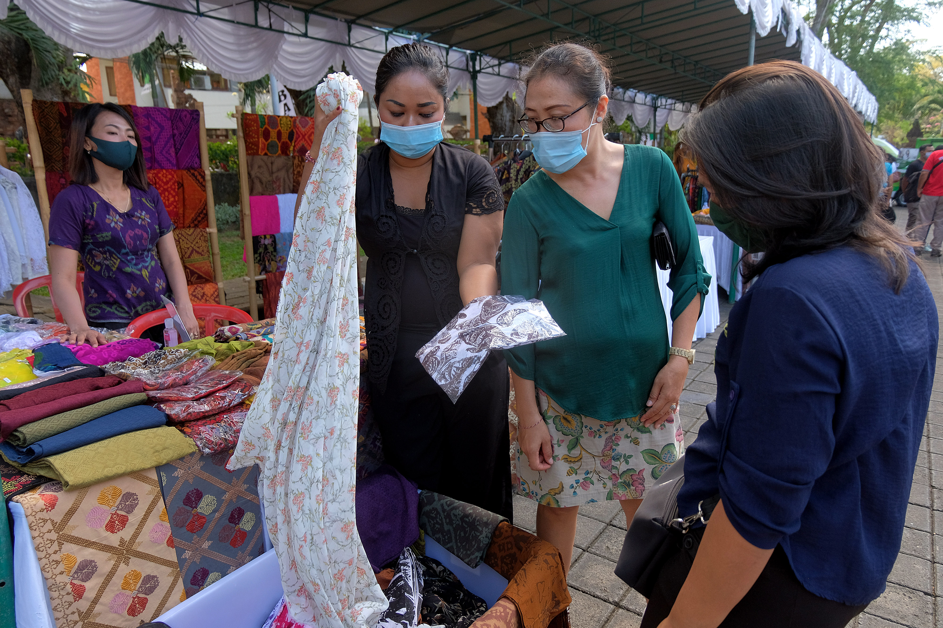 Pedagang melayani calon pembeli dalam pasar murah menyambut Hari Raya Galungan di Denpasar, Bali.