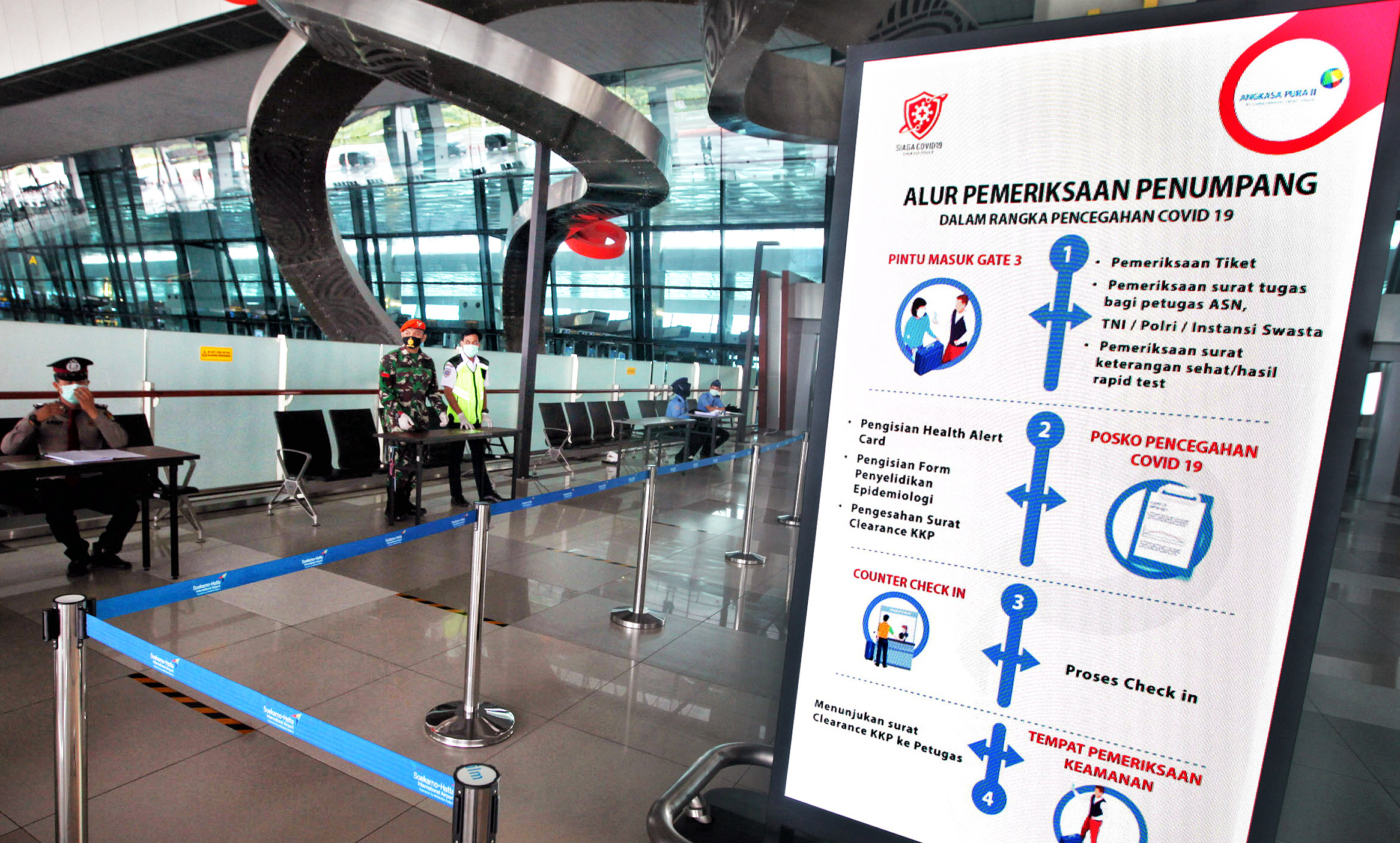 Petugas berjaga di pos pemeriksaan bagi calon penumpang di Terminal 3 Bandara Soetta.