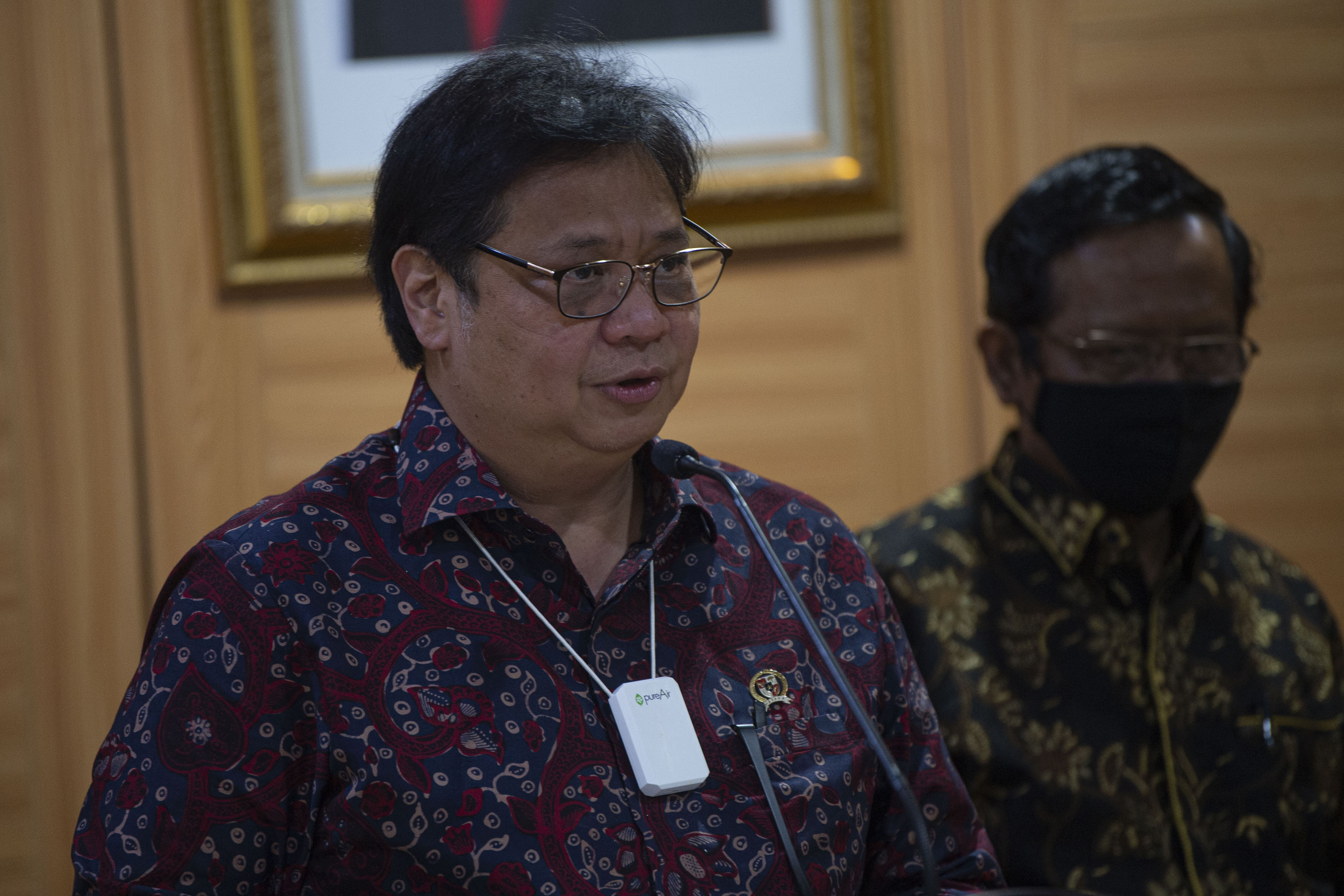 Menko Perekonomian sekaligus Ketua Komite Penanganan COVID-19 dan Pemulihan Ekonomi Nasional Airlangga Hartarto (kiri)