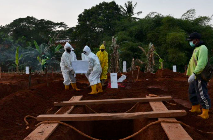 Pemakaman jenazah covid-19 di TPU Pondok Ranggon.