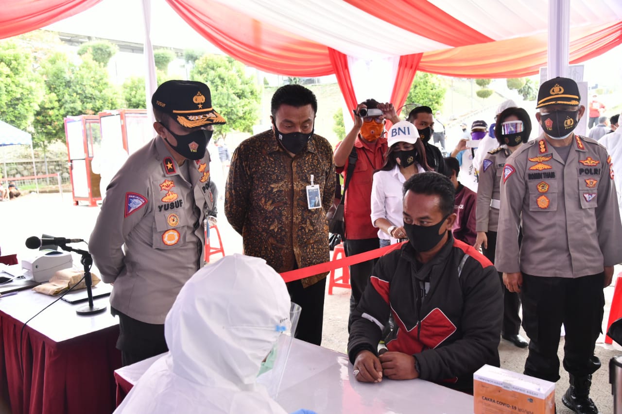 Korlantas Polri beri bansos dan gelar rapid tes untuk ojek pangkalan