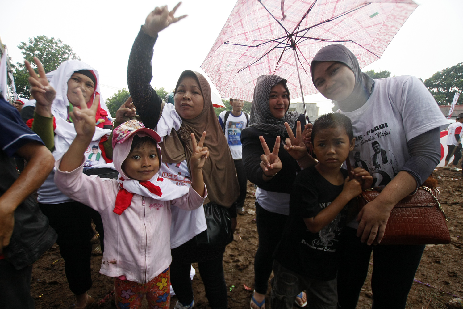 Anak-anak di bawah umur mengikuti kampanye terbuka terakhir pasangan calon Wali Kota Depok Idris-Pradi, 2015 lalu.