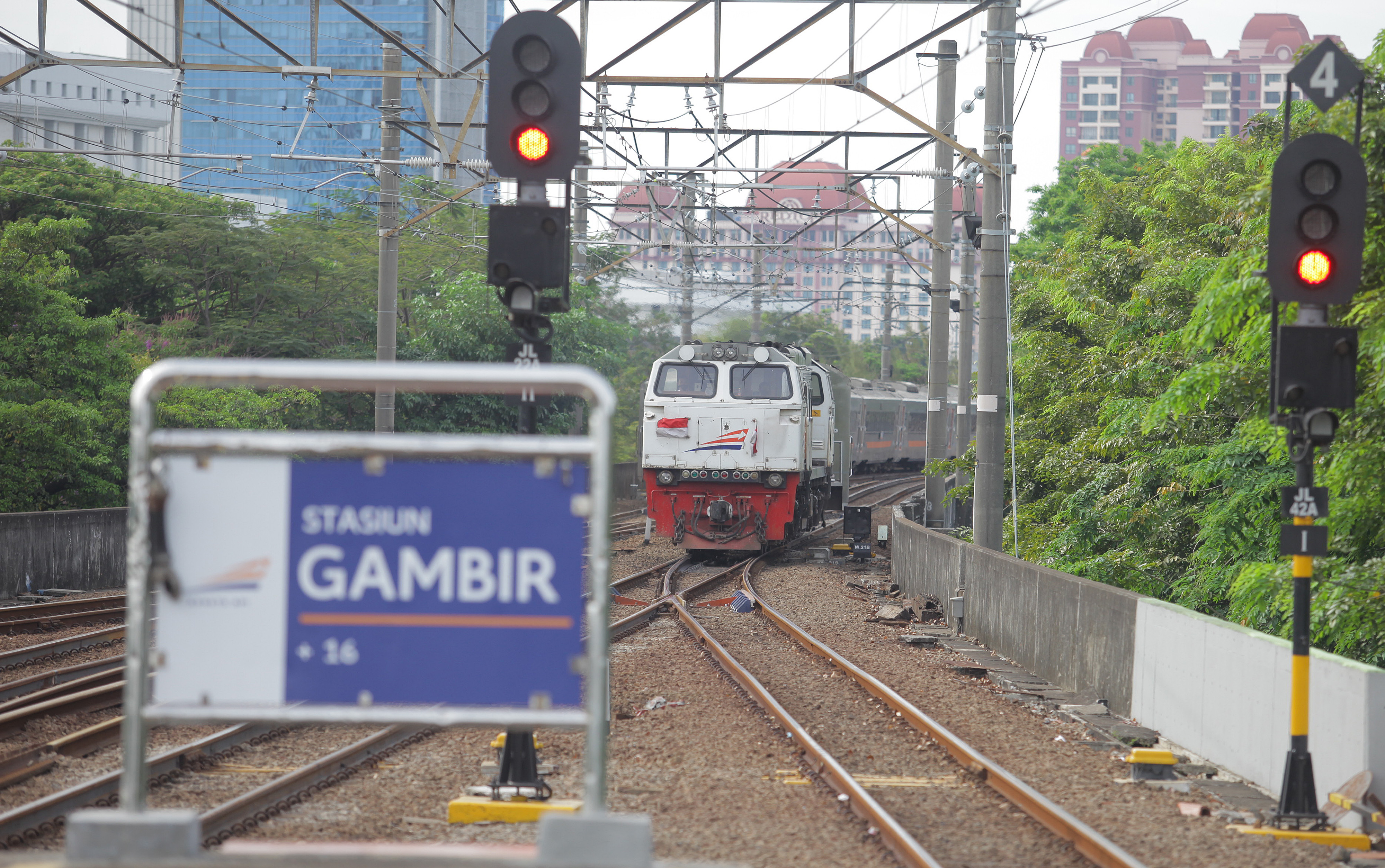 Kereta api Argo Parahyangan memasuki Stasiun Gambir, Jakarta, Kamis (3/9/2020).