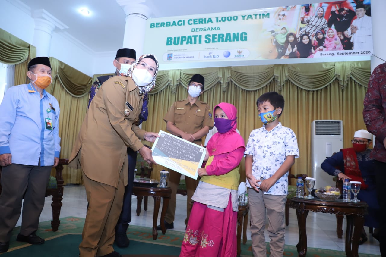 Bupati Serang Ratu Tatu Chasanah menyerahkan bantuan kepada anak yatim.