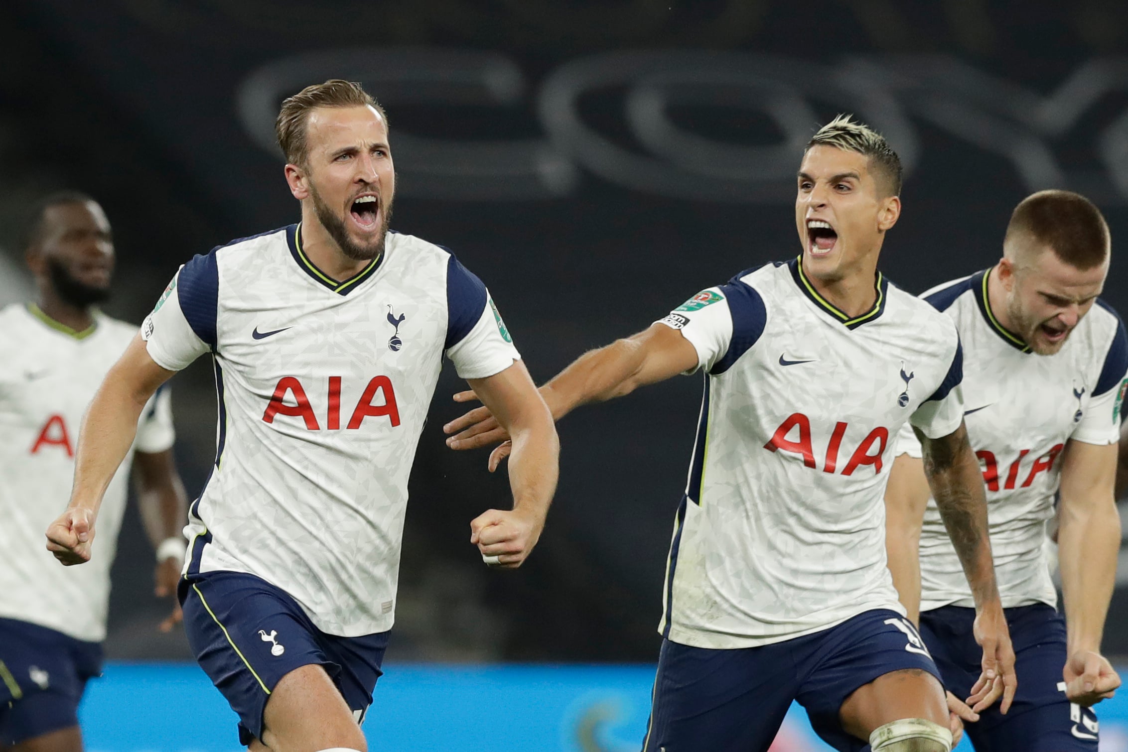 Pemain Tottenham Hotspur Harry Kane (kiri) dan Erik Lamela (kanan) merayakan kemenangannya atas adu penalti kontra Chelsea