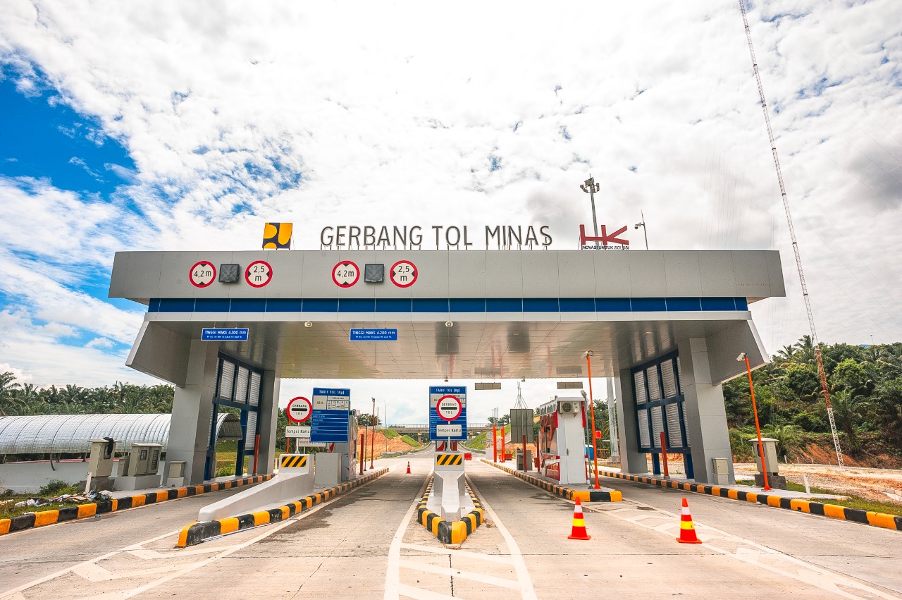 Salah satu gerbang jalan bebas hambatan Pekanbaru-Dumai, jalan tol pertama dan terpanjang di bagian tengah pantai timur Pulau Sumatra.