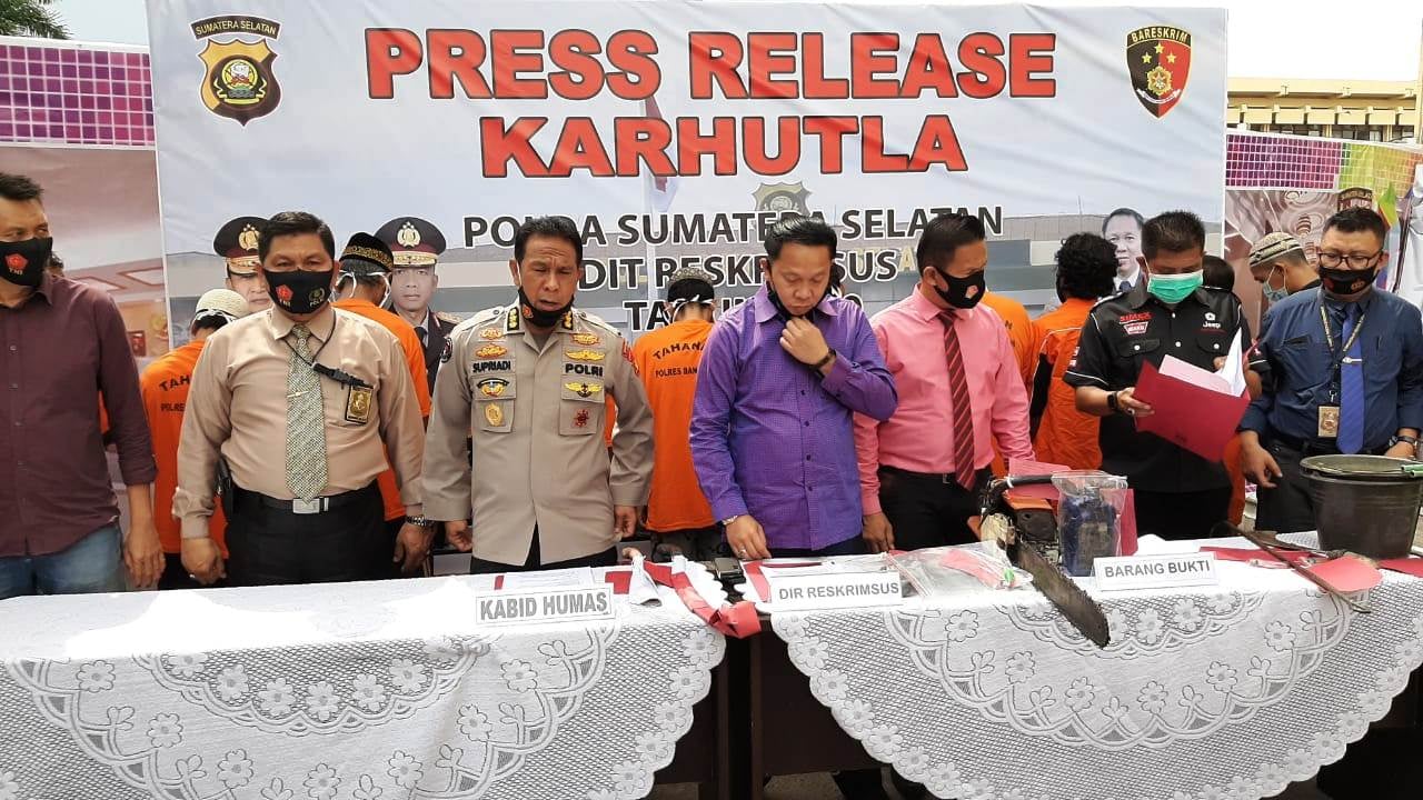 Kabid Humas Polda Sumsel Kombes Pol Supriadi bersama Direktur Reskrimsus Polda Sumsel, Kombes Pol Anton Setiawan merilis 20 kasus karhutla.