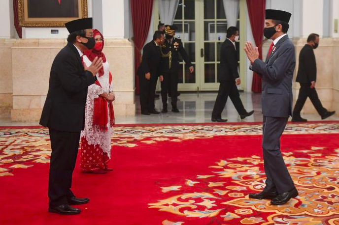 Ketua PPATK Dian Ediana Rae (kiri) mendapatkan ucapan Selamat dari Presiden Joko Widodo usai dilantik, Rabu (6/5).  Sumber: https://mediaind