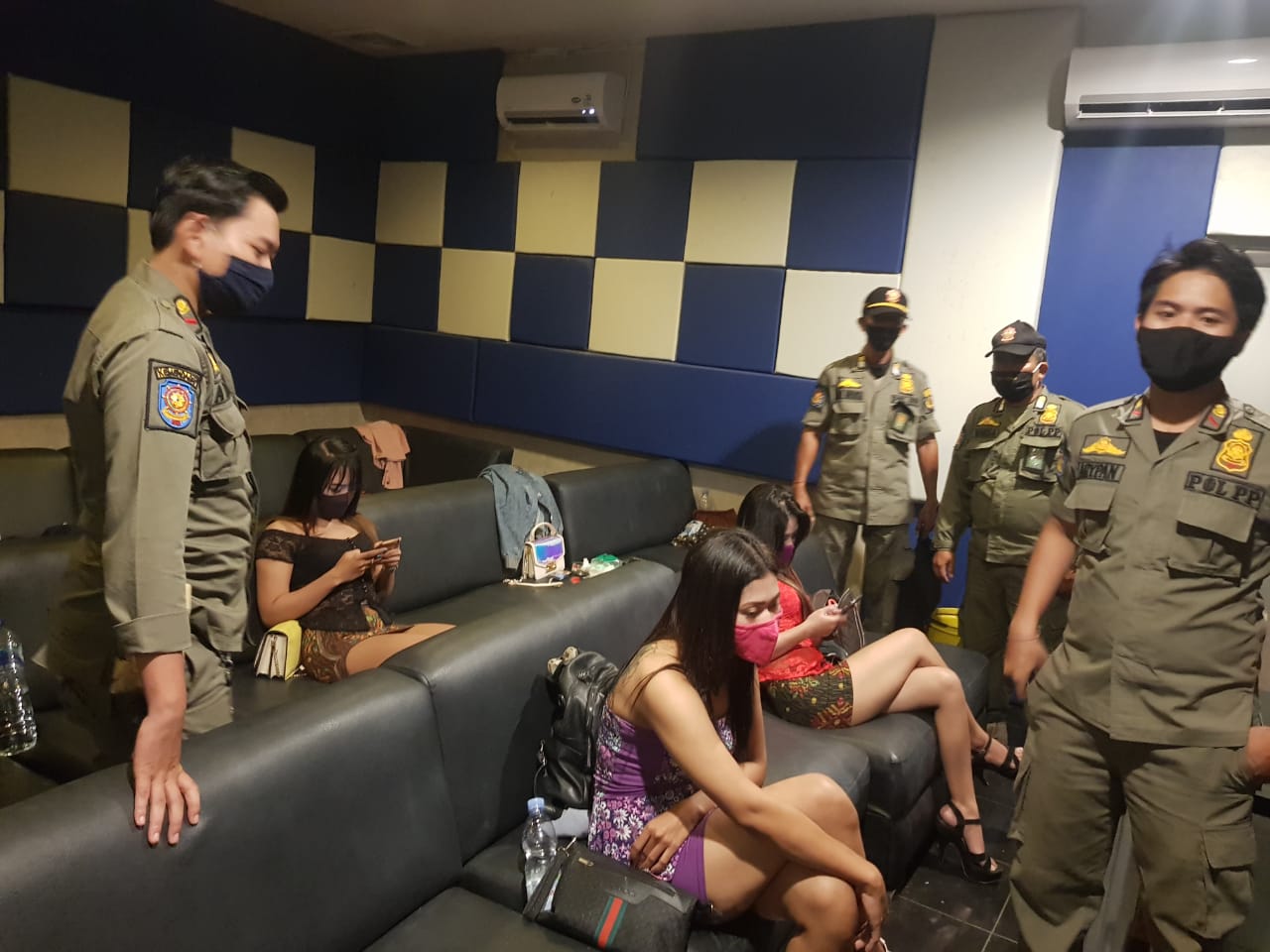 Satpol PP melakukan razia di tempat hiburan malam di Denpasar, Bali.