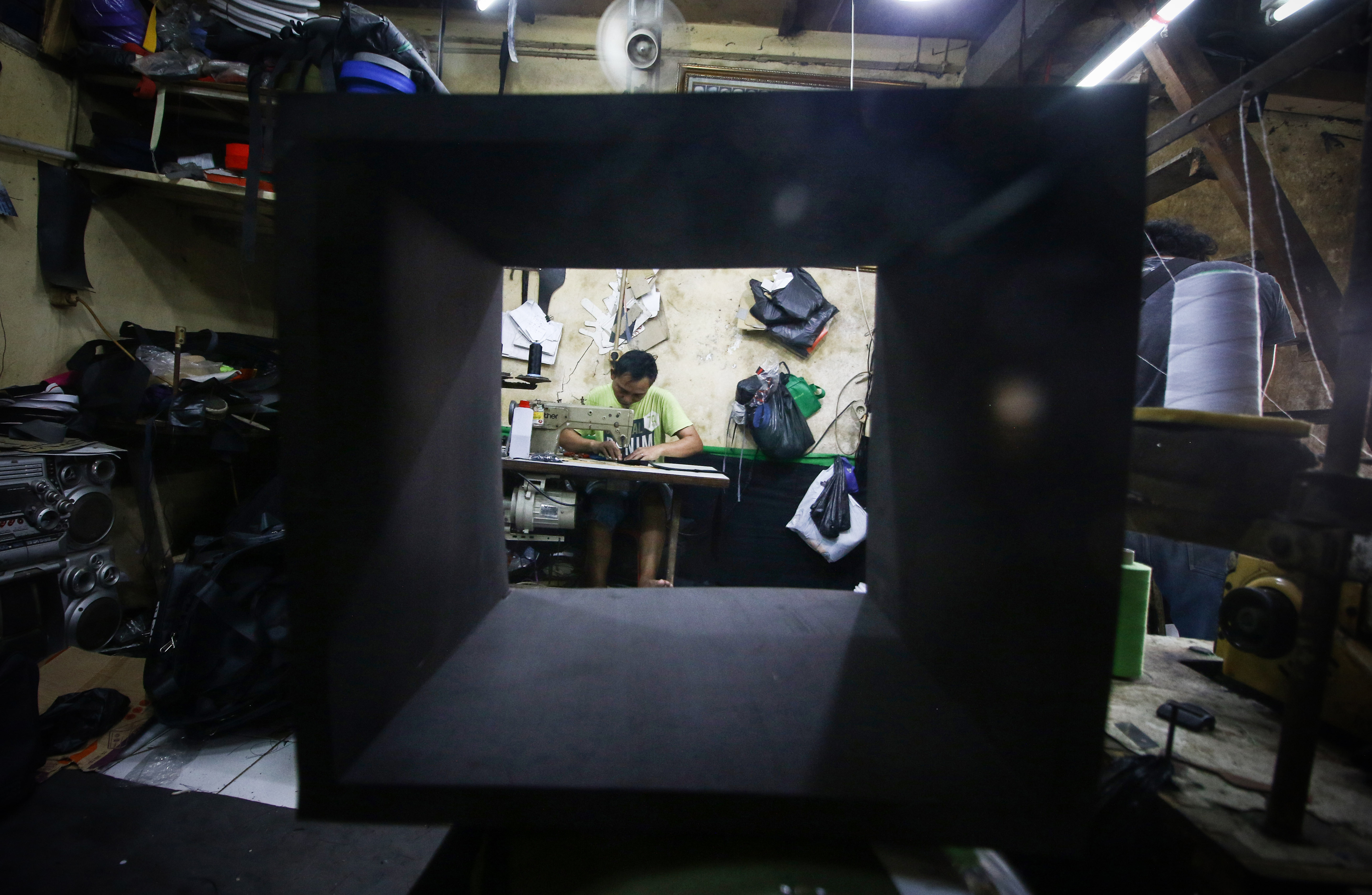 Ilustrasi: Perajin menyelesaikan pembuatan tas di kawasan Manggarai, Jakarta, Jumat (4/9/2020).