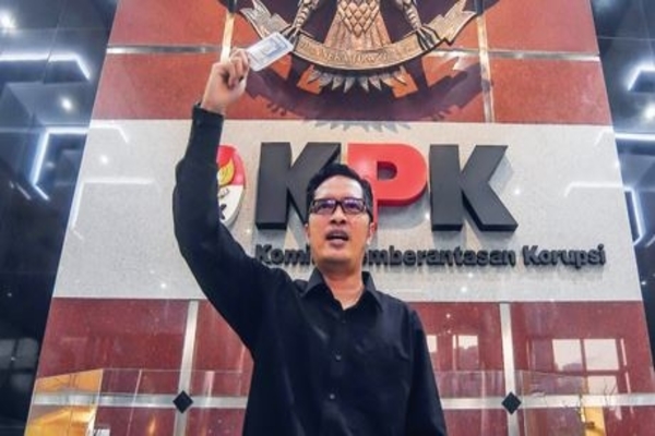 Kepala Biro Humas KPK Febri Diansyah mengangkat kartu identitas pegawai seusai menyampaikan pengunduran dirinya dari KPK, di Jakarta, (24/9)