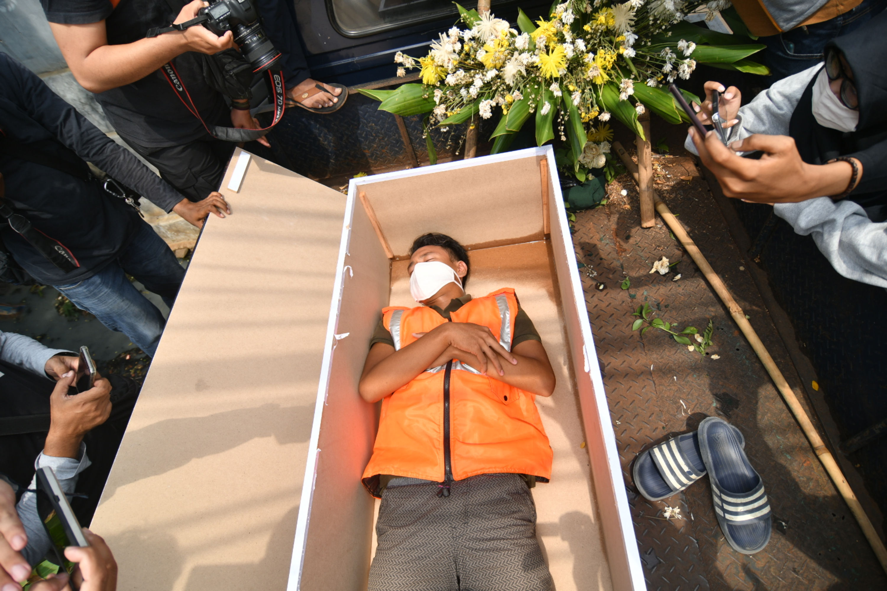 Warga pelanggar PSBB dihukum masuk peti mati di Kawasan Kalisari, Pasar Rebo, Jakarta Timur, Kamis (3/9/2020).