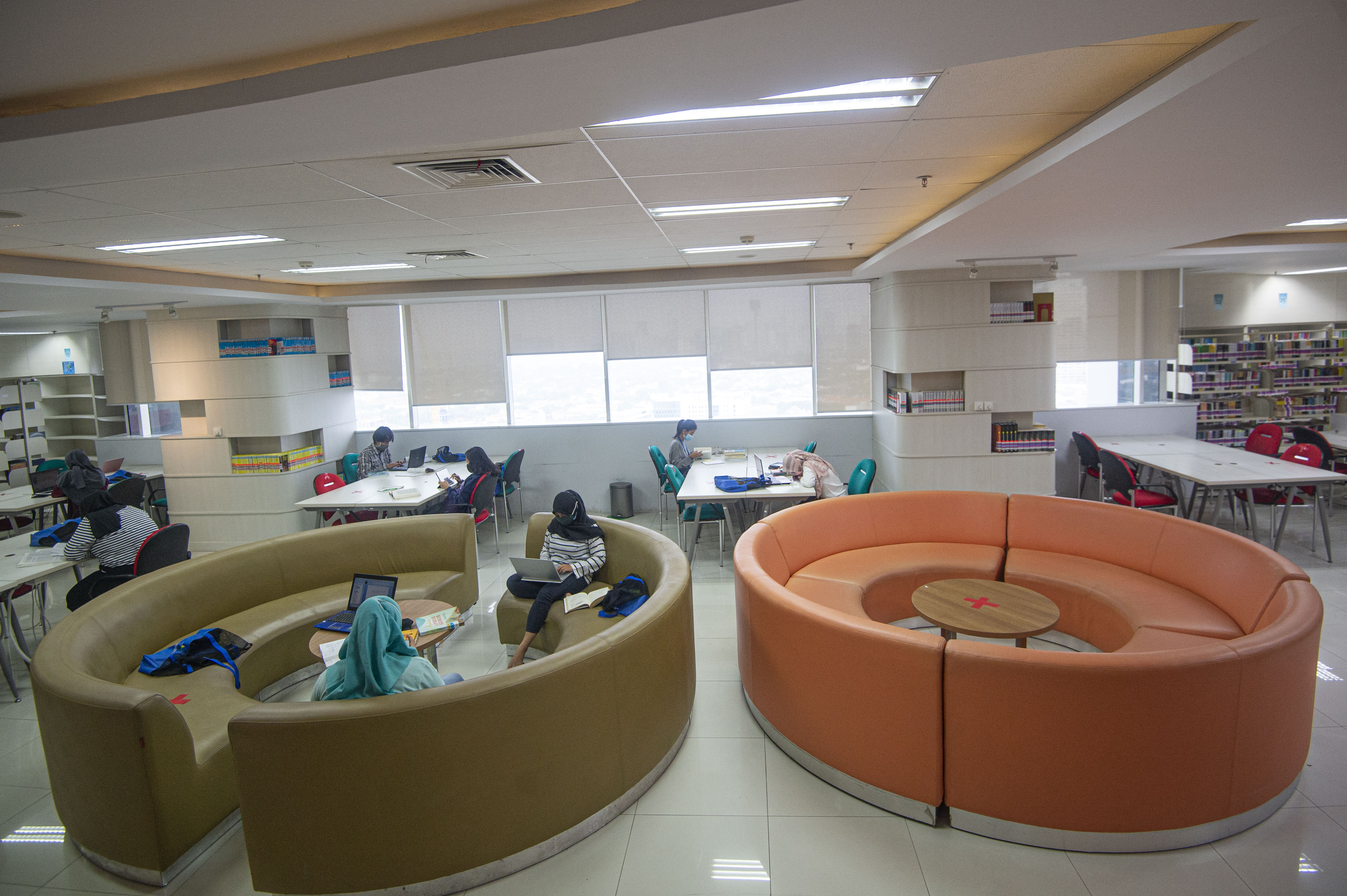 Sejumlah pengunjung membaca buku di Perpustakaan Nasional (Perpusnas), Jakarta.