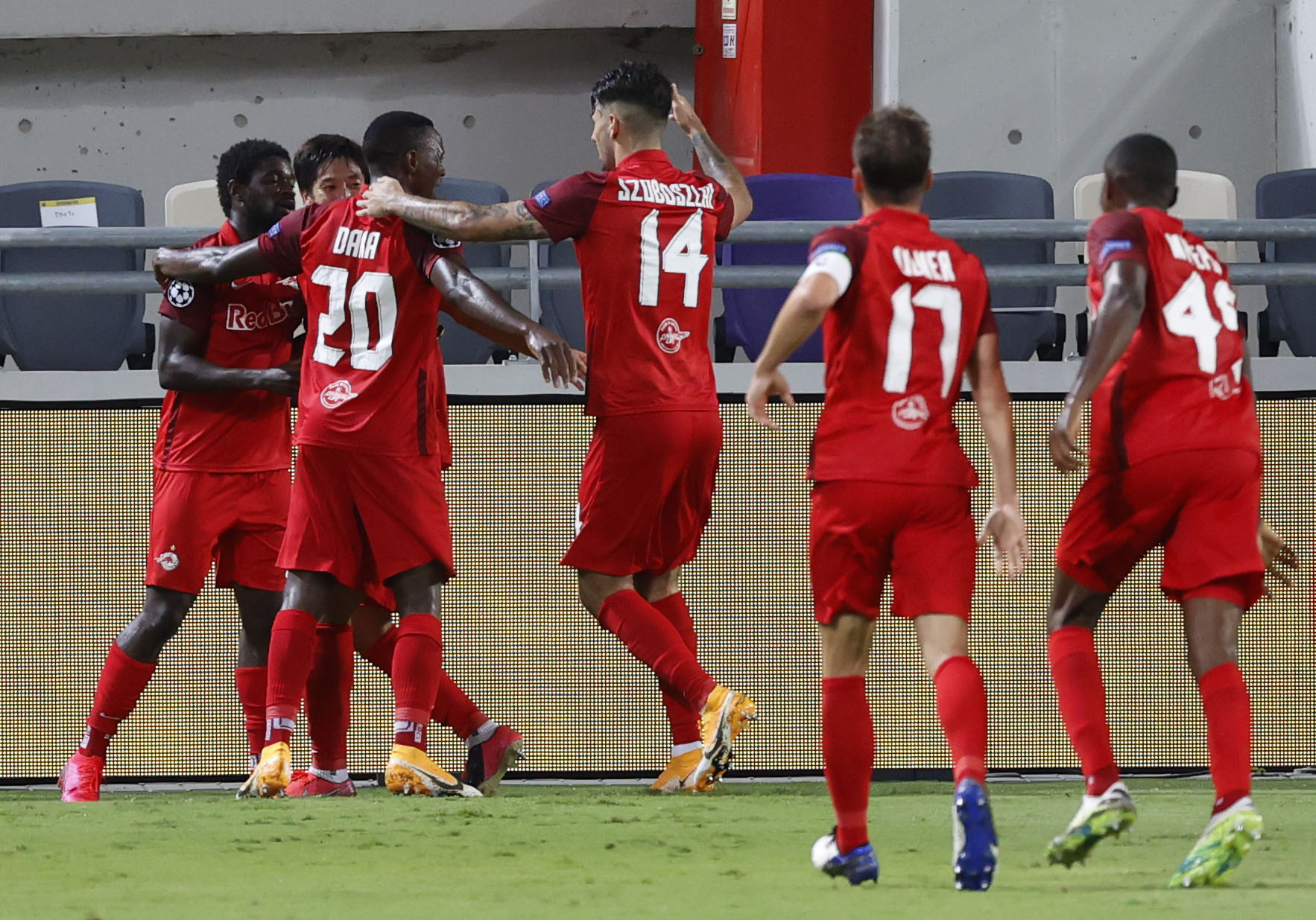 Pemain Salzburg merayakan gol mereka ke gawang Maccabi Tel Aviv di laga leg pertama playoff Liga Champions.