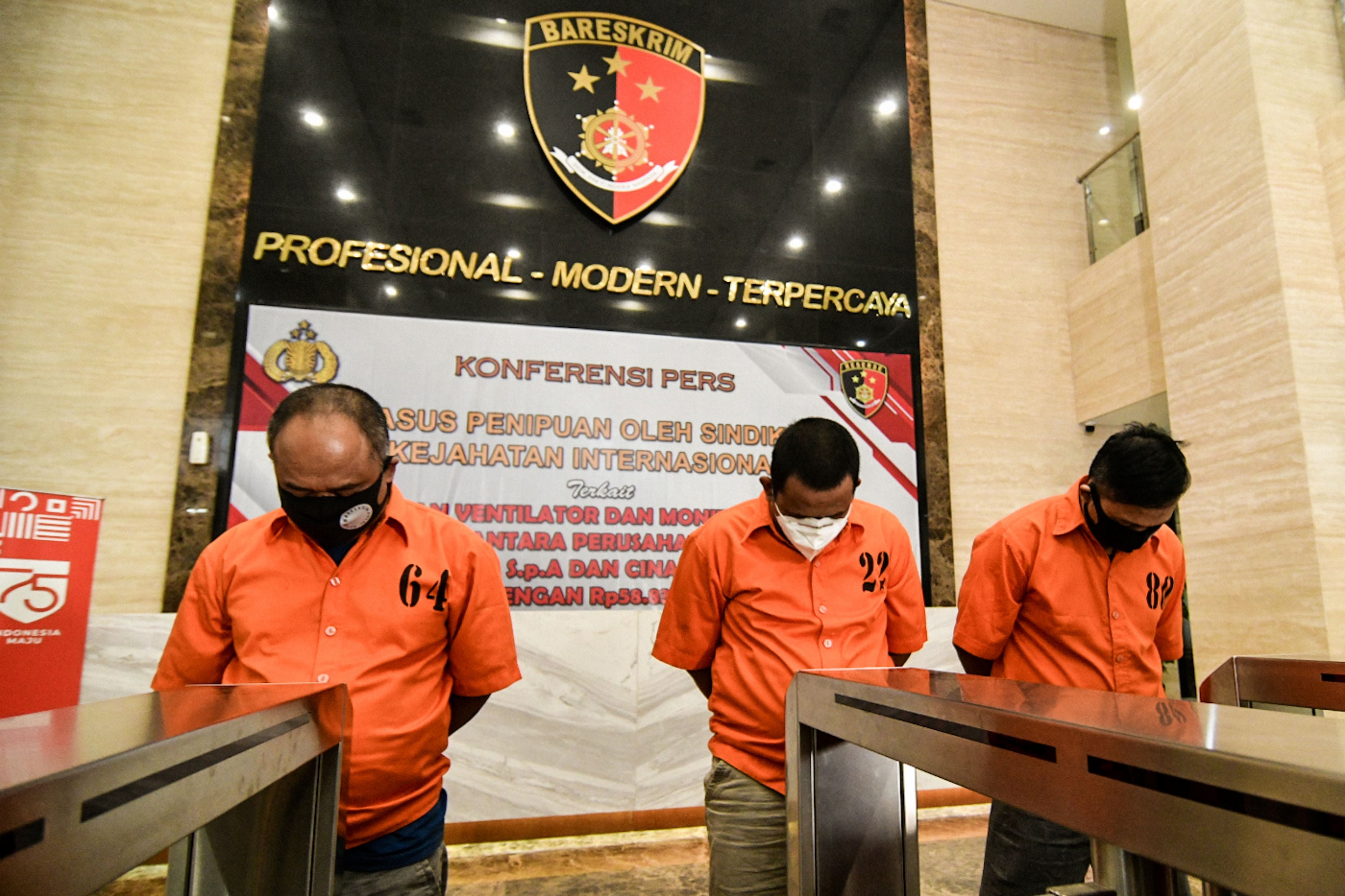 Tersangka yang dihadirkan saat pengungkapan kasus penipuan sindikat internasional pembelanjaan ventilator covid-19