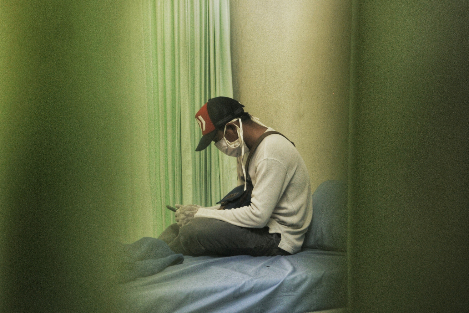  Pasien tanpa gejala (OTG) covid-19 berada diruang isolasi mandiri di Stadion Patriot Chandrabhaga, Bekasi