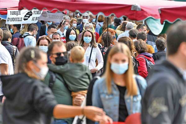 Pengunjung memadati sebuah pasar di Rennes, Prancis