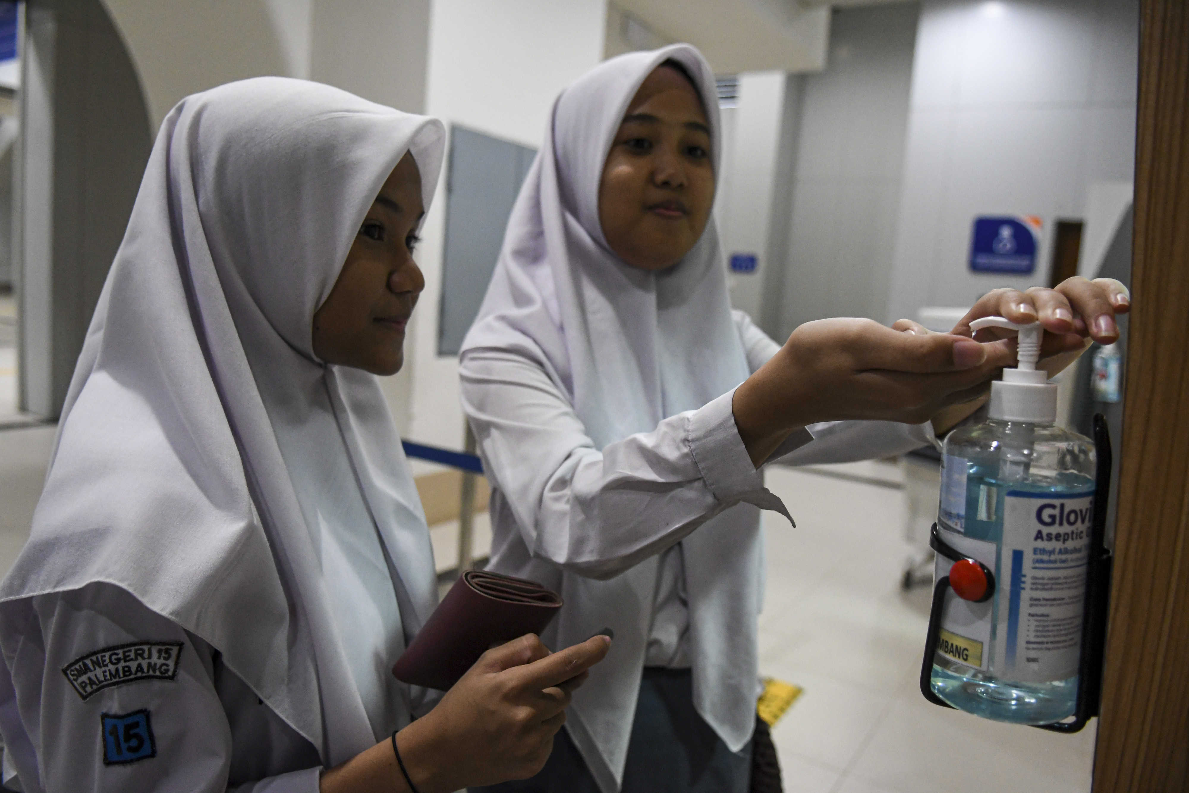 Pelajar membersihkan tangan dengan menggunakan cairan hand sanitizer di Sumatra Selatan, Rabu (4/3).