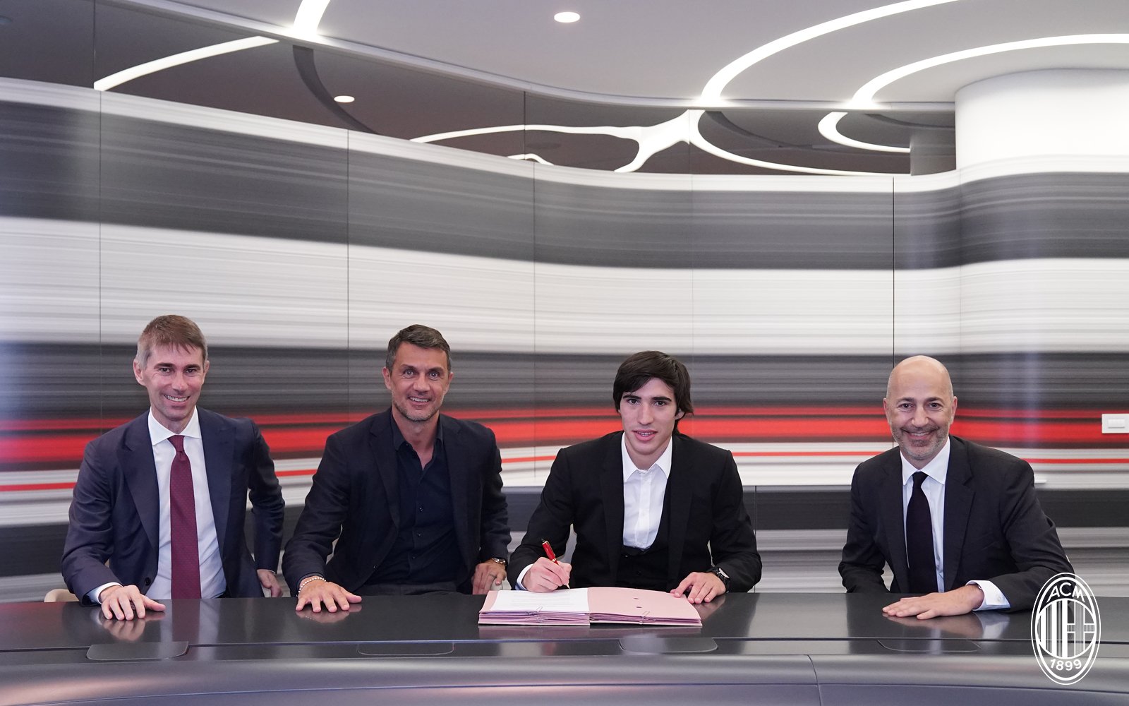 Sandro Tonali (kedua dari kiri) saat menandatangani kontrak untuk bergabung dengan AC Milan.