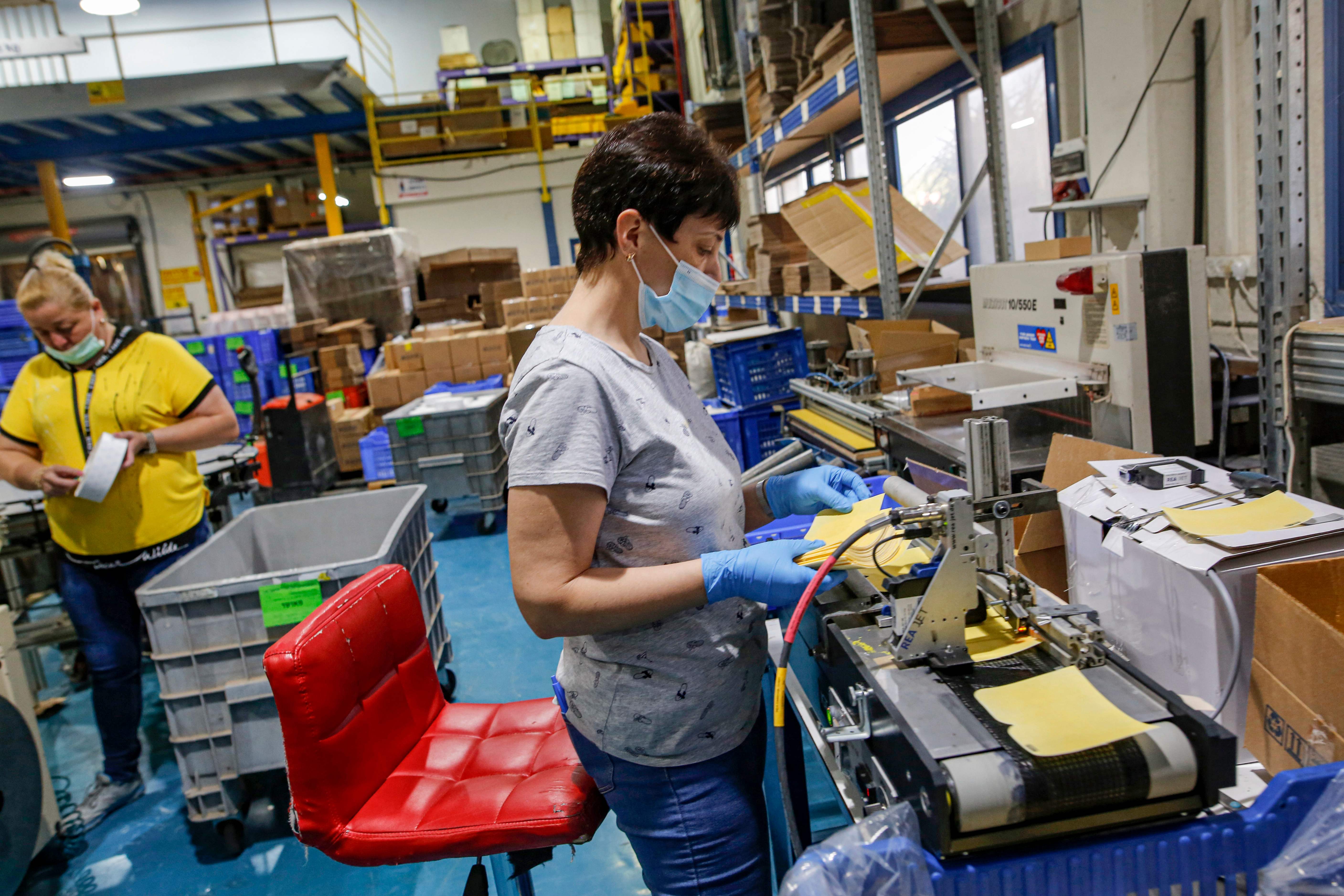 Pekerja pabrik di Israel menggunakan masker