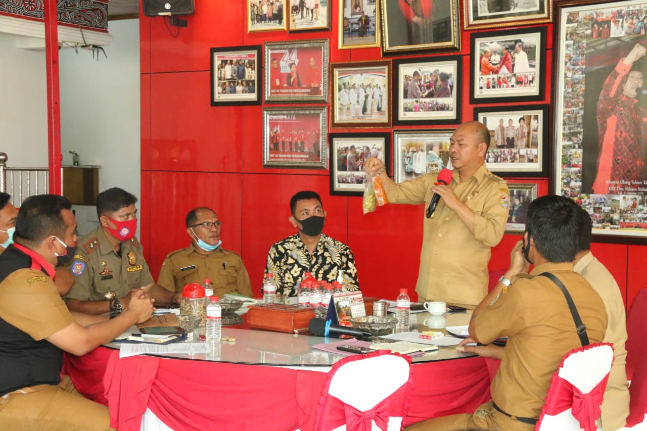 Bupati Tapanuli Utara Nikson Nababan menunjukkan produksi lokal pada pedagang tanggul Sungai Aek Sigeaon 