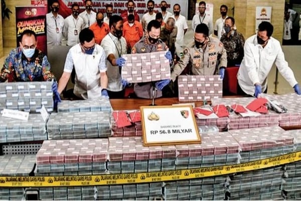 Kabareskrim Polri Komjen Listyo Sigit Prabowo (ketiga kanan) beserta jajaran menunjukkan barang bukti kasus penipuan sindikat internasional