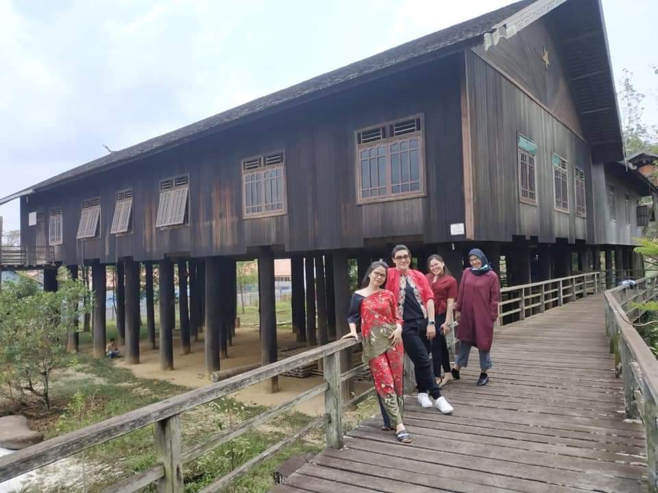 Perempuan suku Dayak dan Madura berfoto bersama di depan bangunan huma betang di Palangkaraya, Kalteng, pekan lalu.