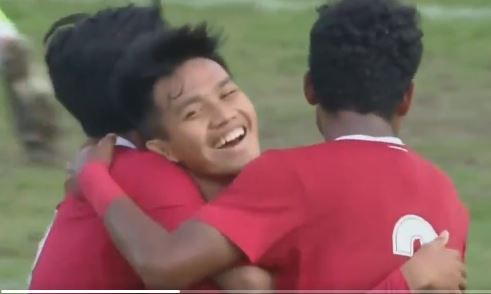 Pemain timnas U-19 Witan Sulaeman (tengah) melakukan selebrasi usai mencetak gol ke gawang Dinamo Zagreb.