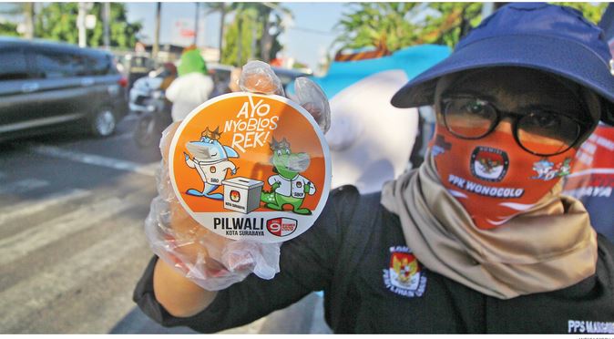 Sosialisasi Pemilihan di perempatan Jalan Margorejo, Surabaya, Jawa Timur, Kamis (10/9).