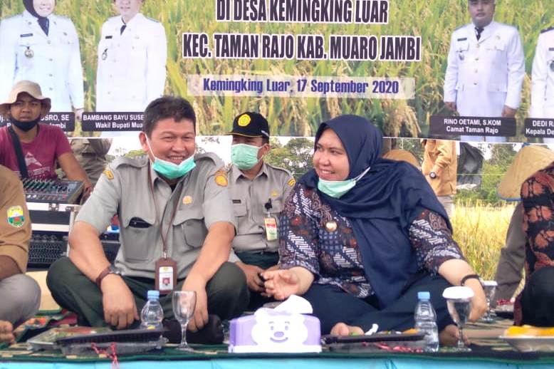 Bupati Muaro Jambi, Masnah Busro (kanan).