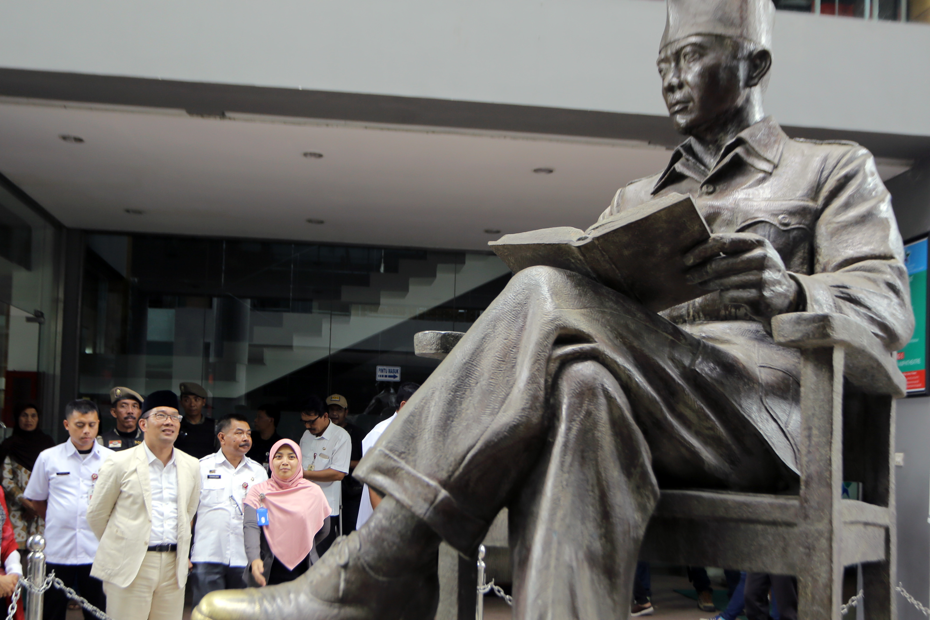 Patung Presiden Soekarno menyambut kedatangan pengunjung Perpustakaan Nasional Bung Karno di Blitar, Jawa Timur.