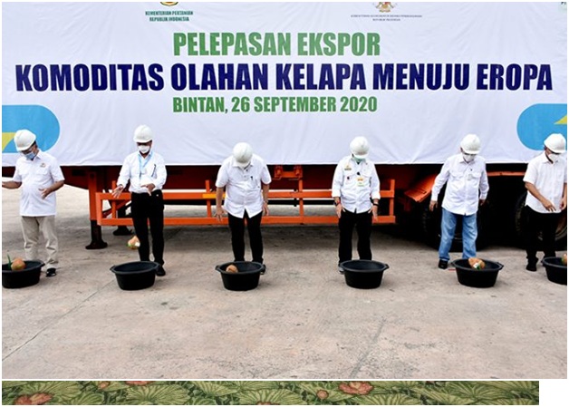 Acara pelepasan ekspor komoditas olahan kelapa menuju Eropa di kawasan Bintan Industrial Estate (BIE), Lobam, Kepulauan Riau.  