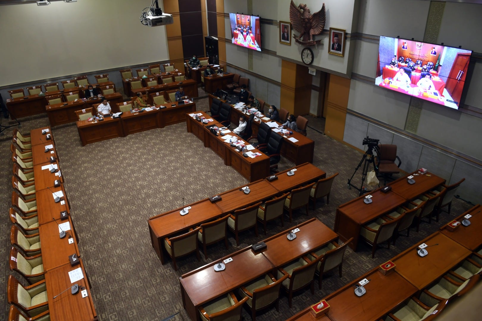 Suasana rapat kerja Komisi III DPR dengan Jaksa Agung ST Burhannuddin secara virtual di ruang rapat Komisi III DPR