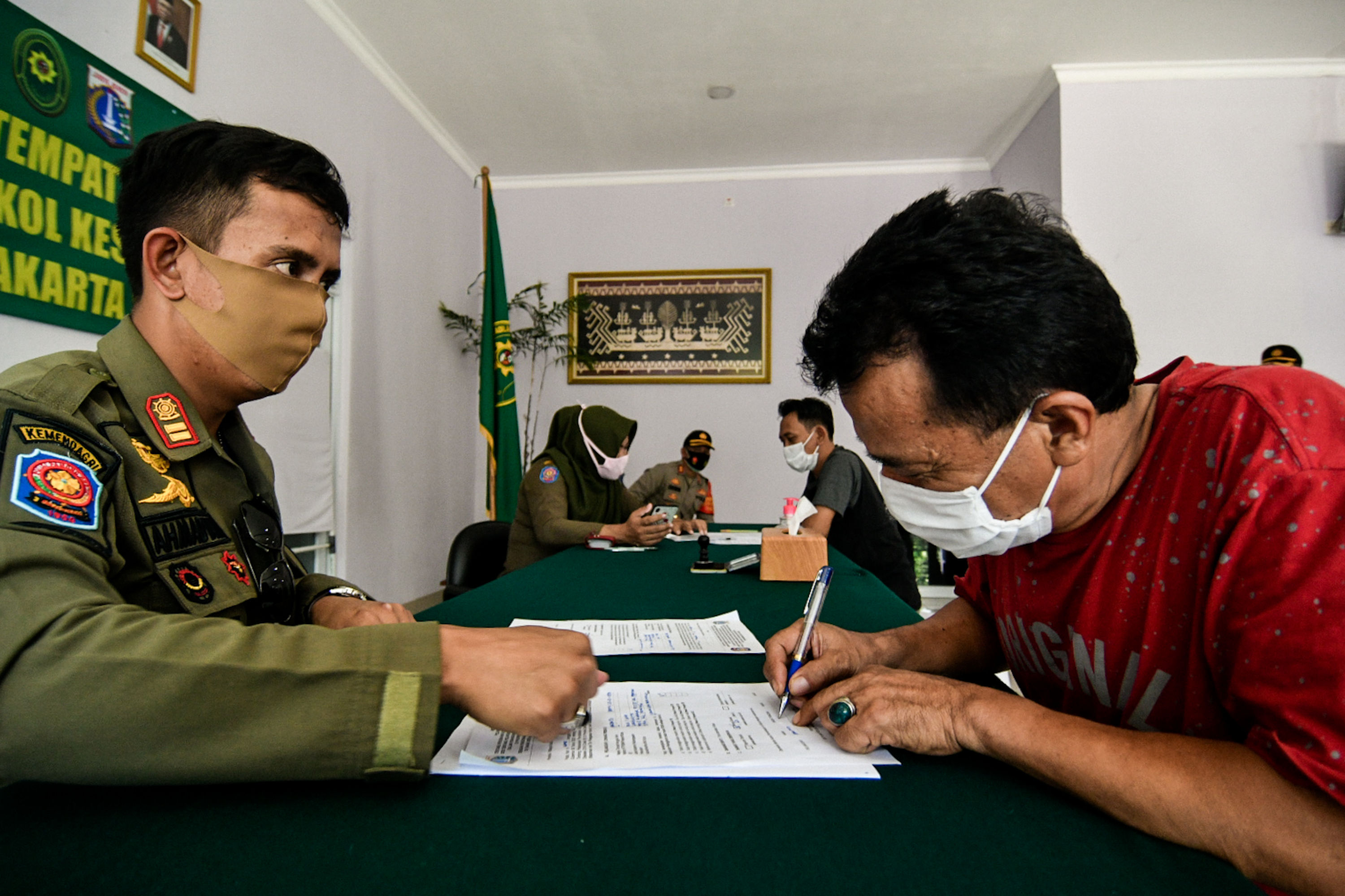  Warga pelanggar PSBB menjalani sidang di tempat yang dilaksankan di SMKN 57 Ragunan, Jakarta, Kamis (17/9/2020)