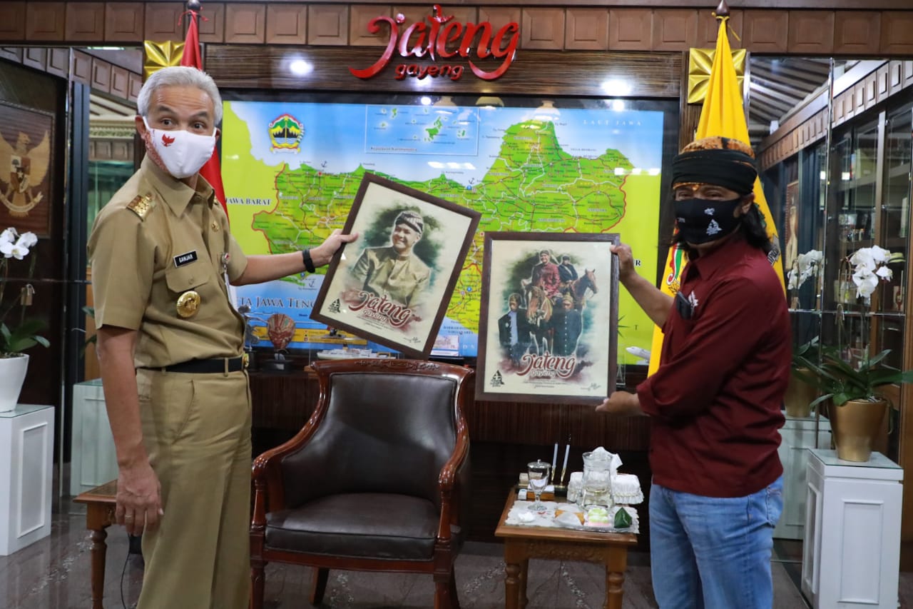 Ketua Panitia Dieng Culture Festival Alif Fauzi berbicara dengan Gubernur Jawa Tengah Ganjar Pranowo (kiri)