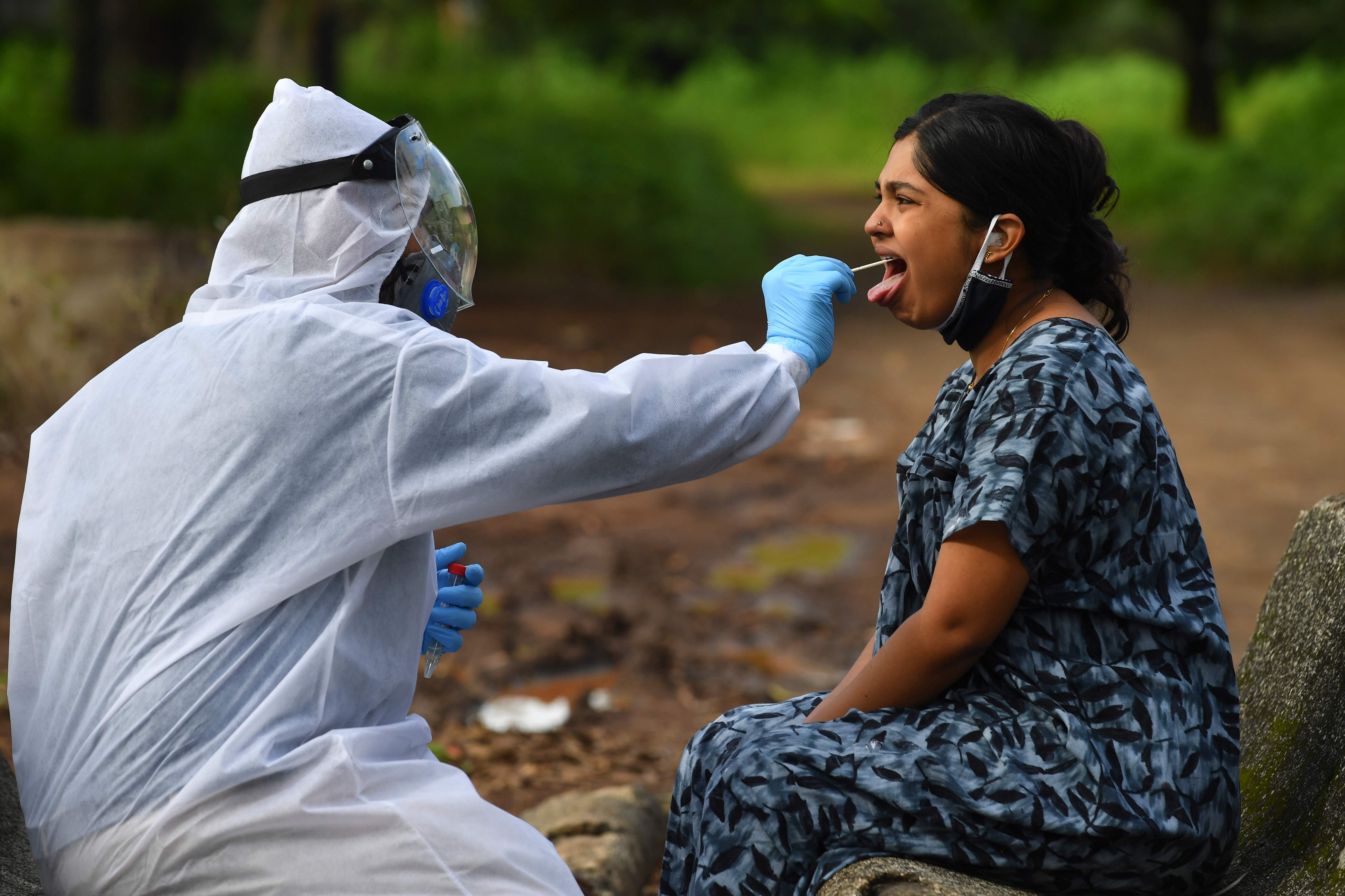 Petugas melakukan swab test di Nashik, India