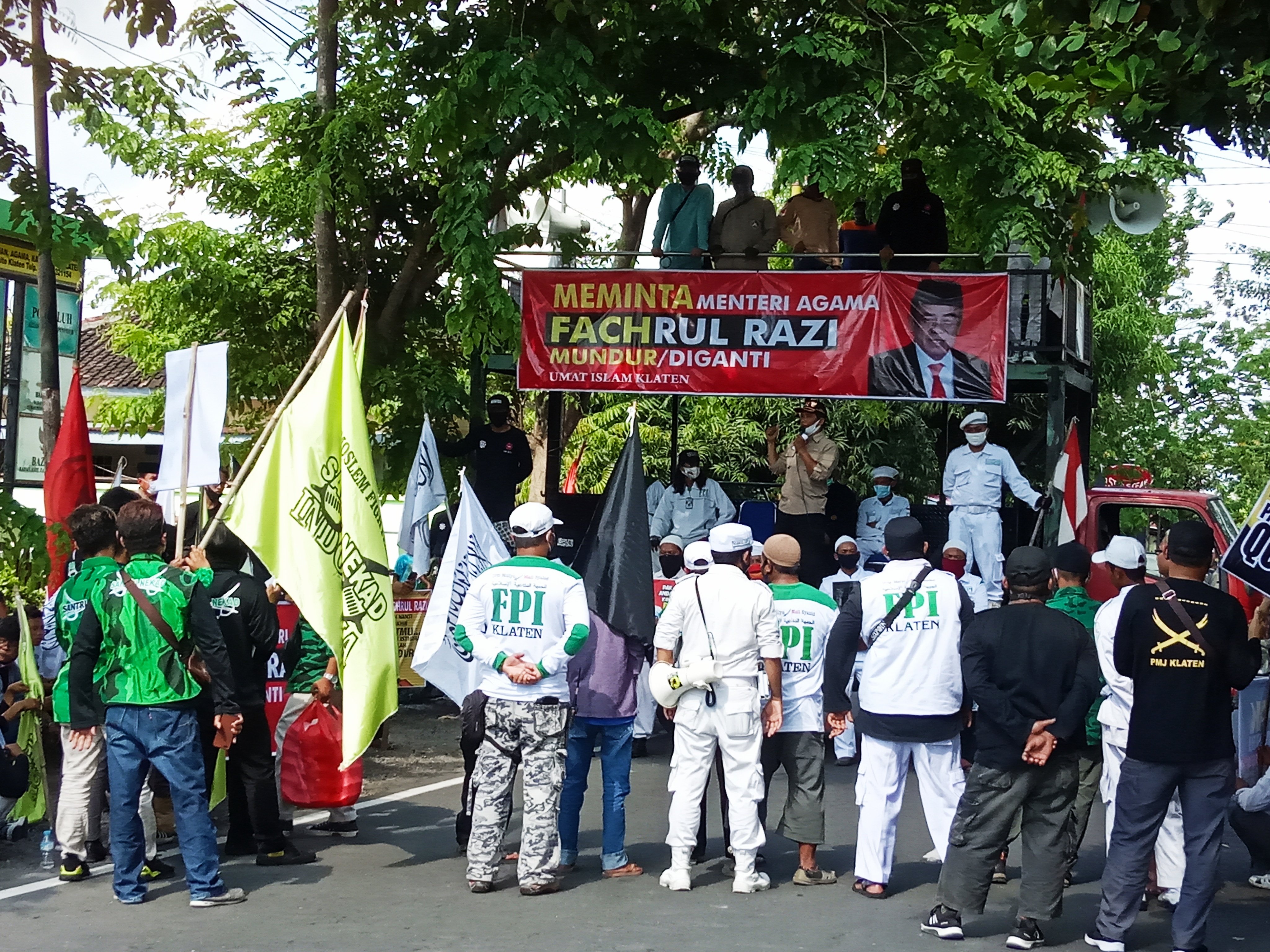 Aksi damai Aliansi Umat Islam Klaten meminta Presiden Jokowi mengganti Menag Fachrul Razi karena tak kompeten dan picu kegaduhan saja.