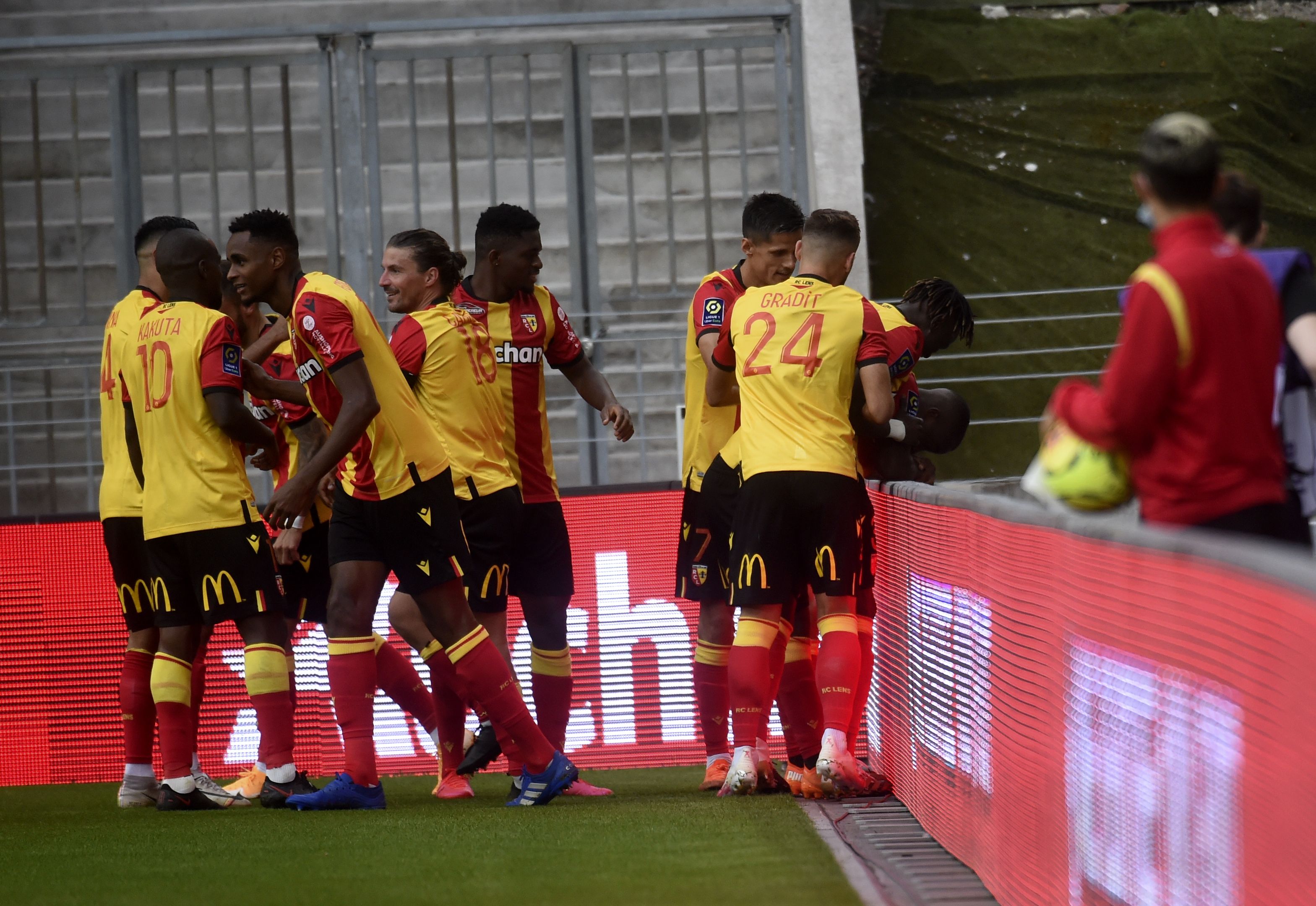 Pemain Lens melakukan selebrasi usai mencetak gol ke gawang Bordeaux di laga lanjutan Ligue 1.