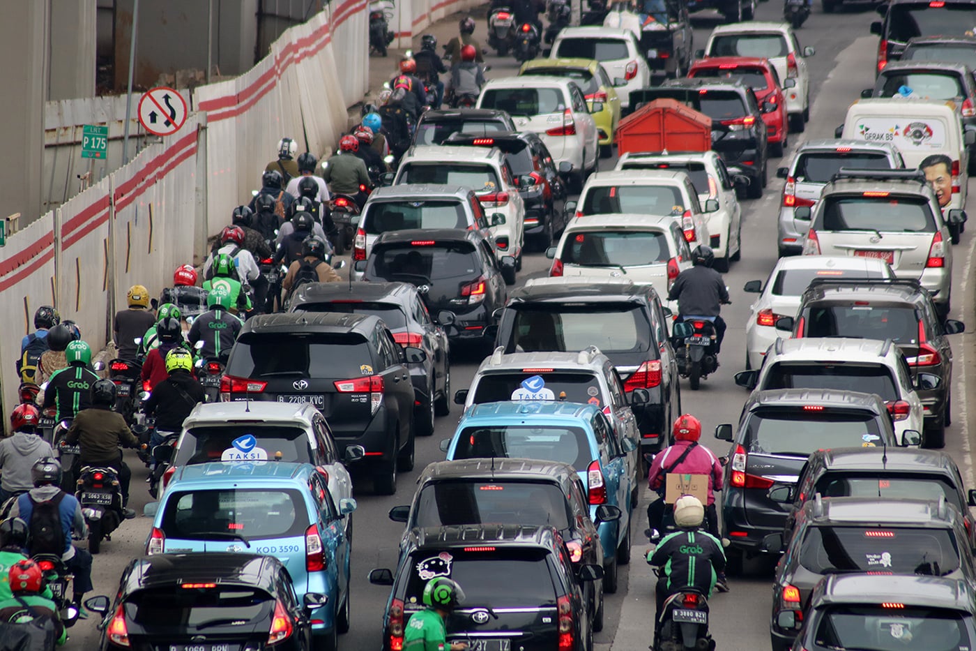 Kemacetan arus lalu lintas di kawasan Gatot Subroto, Jakarta.