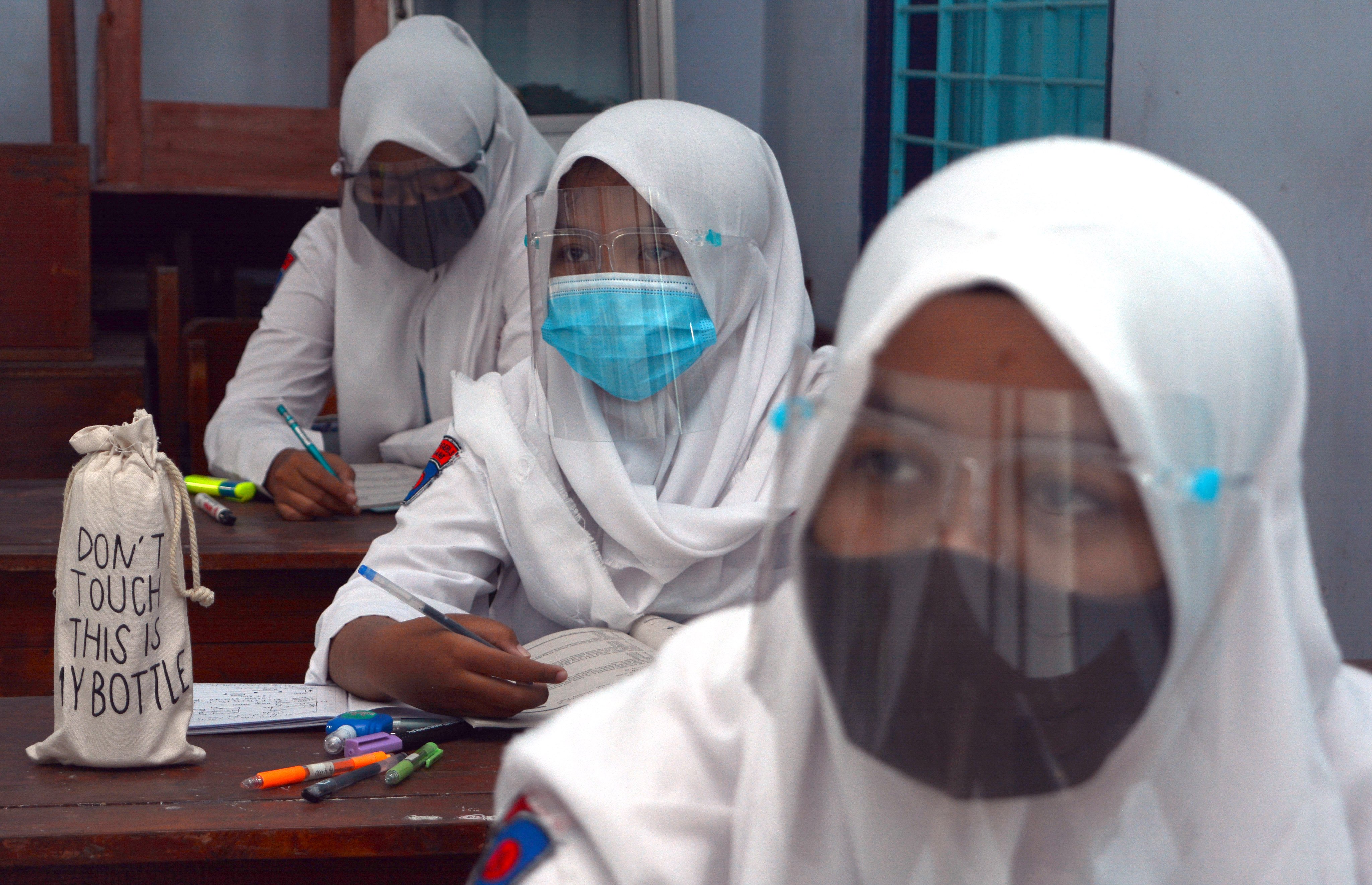 Ilustrasi: Sejumlah siswi mengikuti kegiatan belajar mengajar (KMB) tatap muka terbatas di SMA Negeri 3, Kabupaten Jombang