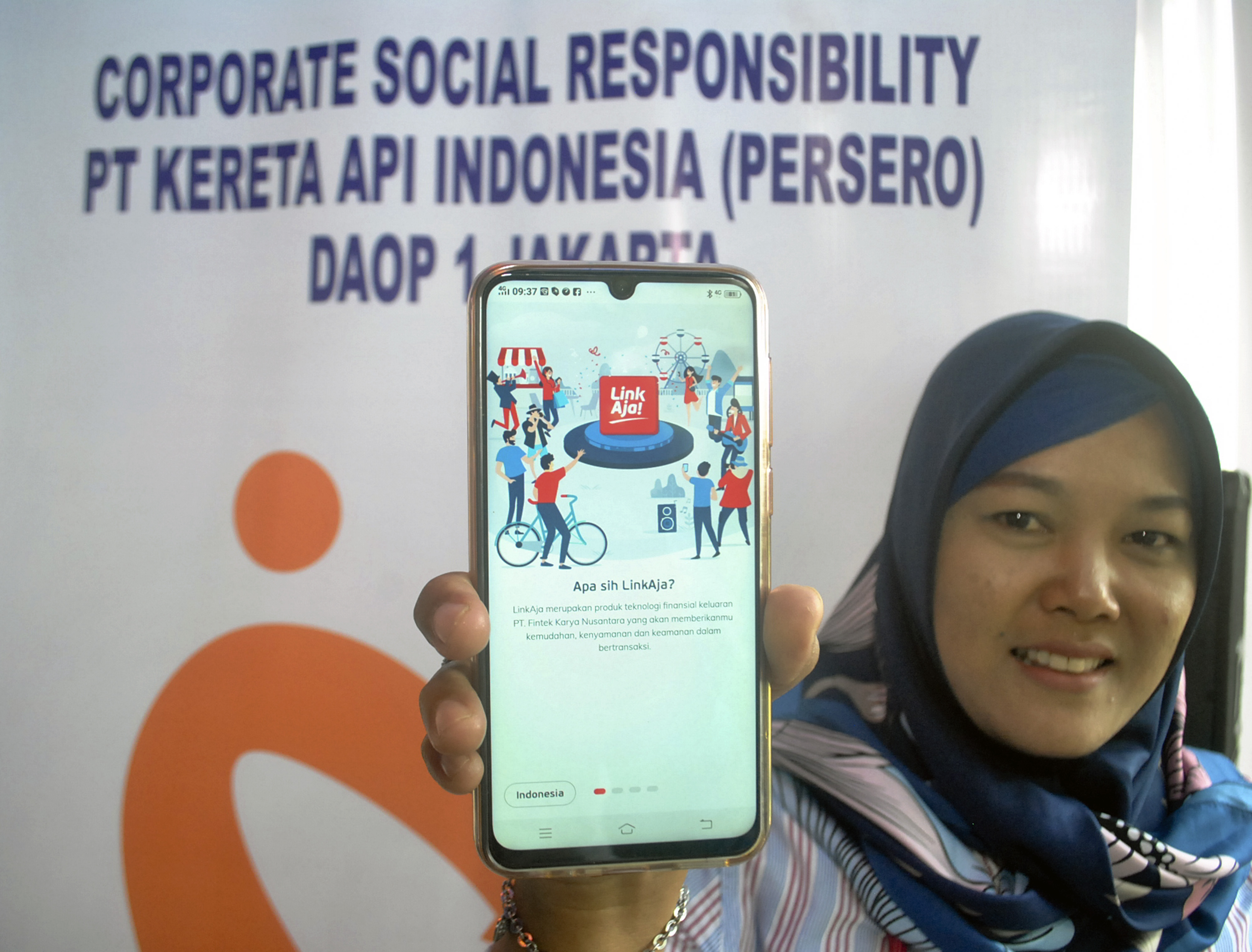 Warga menunjukkan aplikasi pembayaran digital (uang elektronik) LinkAja saat sosialisasi di Stasiun Bogor