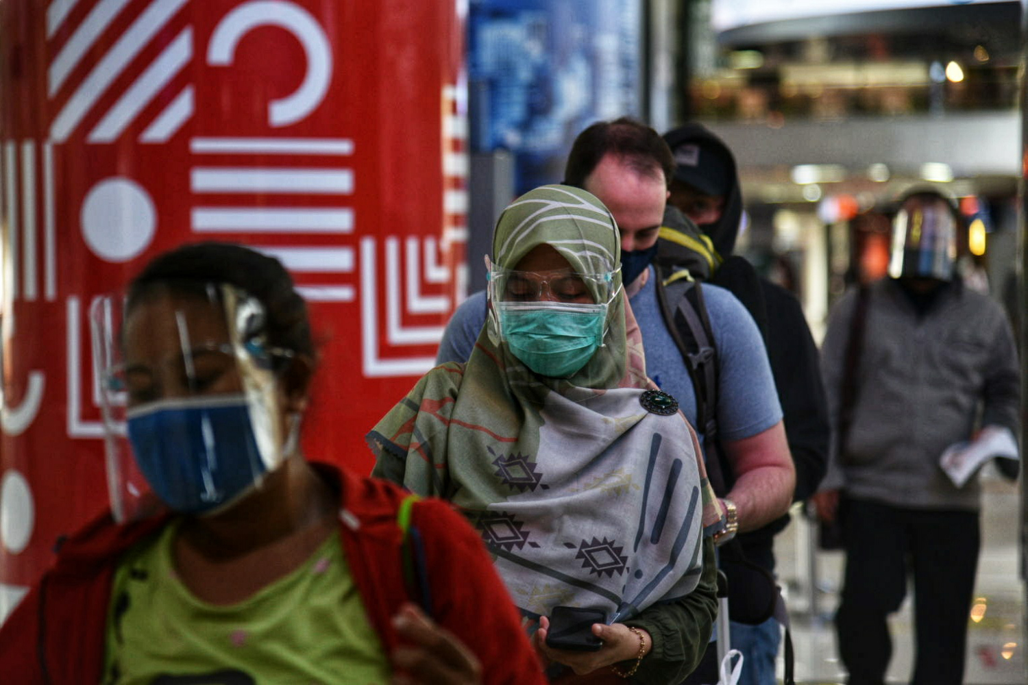 Warga jakarta antri saat beraktivitas