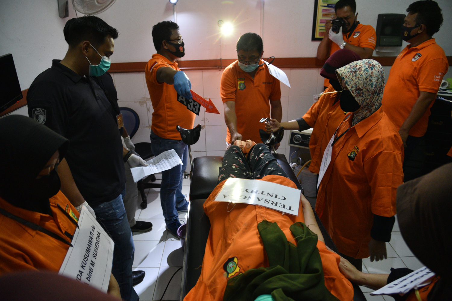 Tersangka melakukan rekonstruksi praktik aborsi ilegal di klinik kawasan Raden Saleh, Jakarta.