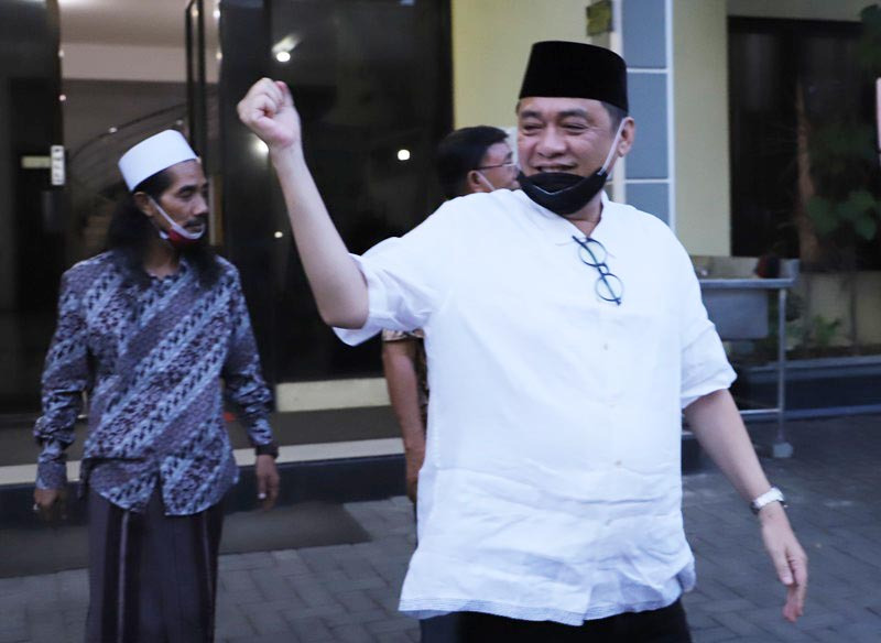 Calon bupati Sidoarjo Kelana Aprilianto berpasangan dengan Dwi Astutik hingga kini belum disahkan oleh KPU setempat.